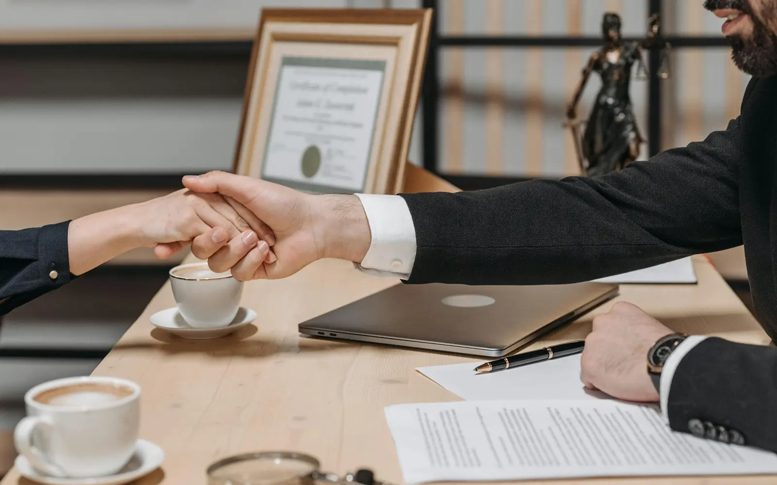 ¿Cómo formalizar contratos entre socios o inversionistas en Colombia?